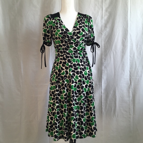 Donna Morgan Dresses & Skirts - Donna Morgan Black/Green Pattern dress with ties